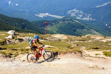 Bucegi Dağları, Romanya 09 Temmuz 2015: Tanımlanamayan motorcu clim