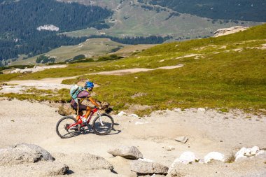 Bucegi Dağları, Romanya 09 Temmuz 2015: Tanımlanamayan motorcu clim