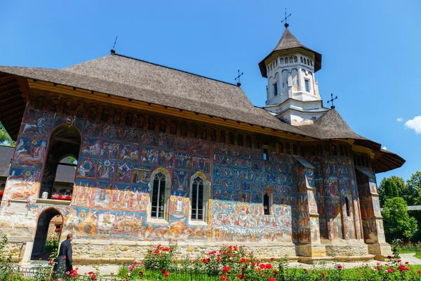 Vatra Moldovitei, Romênia, 06 de julho de 2015: O Mosteiro Moldovi? a é um mosteiro ortodoxo romeno situado na comuna de Vatra Moldovi? ei, condado de Suceava, Moldávia, Romênia — Fotografia de Stock