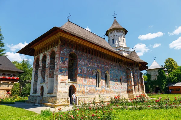 Vatra Moldovitei, Romênia, 06 de julho de 2015: O Mosteiro Moldovi? a é um mosteiro ortodoxo romeno situado na comuna de Vatra Moldovi? ei, condado de Suceava, Moldávia, Romênia — Fotografia de Stock