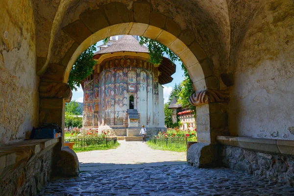 Vatra Moldovitei, Romania, 06 luglio 2015: Il monastero Moldovi è un monastero ortodosso rumeno situato nel comune di Vatra Moldovi, nella contea di Suceava, Moldavia, Romania — Foto Stock