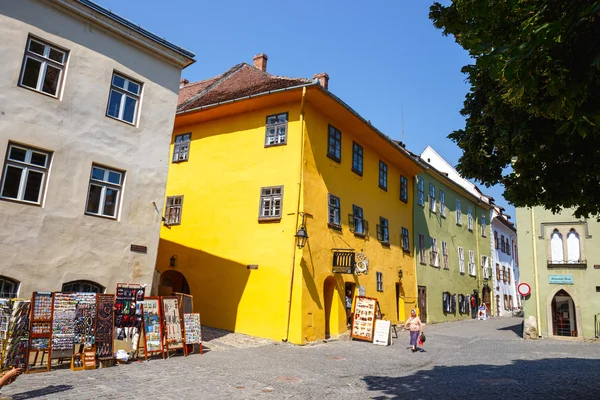 Sighisoara, Rumunsko - červenec 08: Neznámí turisté chůze v historickém městě Sighisoara 08 července 2015. Město, v němž se narodil Vlad Tepes Dracula — Stock fotografie