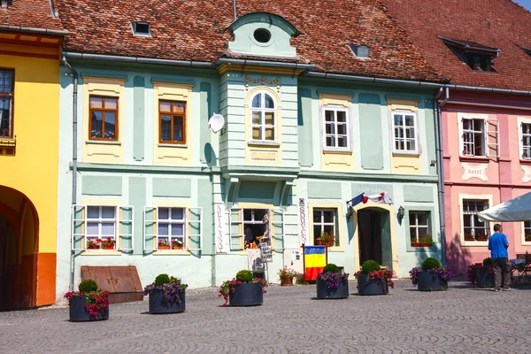 SIGHISOARA, RUMANIA - 08 DE JULIO: Turistas no identificados caminando por la histórica ciudad de Sighisoara el 08 de julio de 2015. Ciudad en la que nació Vlad Tepes, Drácula — Foto de Stock