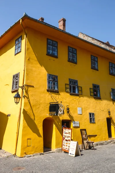 SIGHISOARA, ROMANIA - JULY 08: historic town Sighisoara on July 08, 2015. City in which was born Vlad Tepes, Dracula — Stock Photo, Image