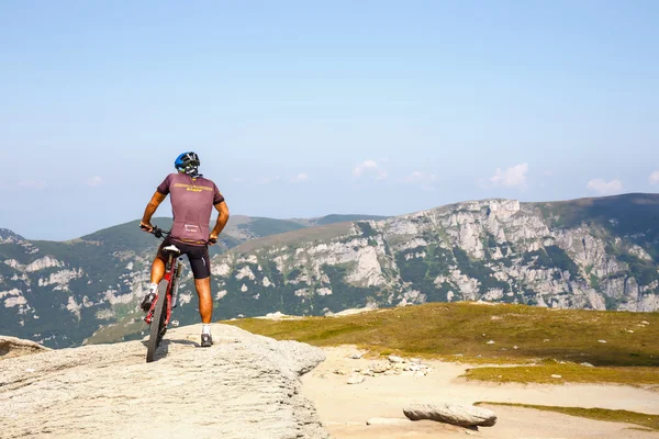 Bucegi Mountains, Romania July 09, 2015: Unidentified biker climbs the hill in Bucegi Mountains in Romania on July 09, 2015. — Stock Photo, Image