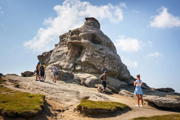 Bucegi Mountains, Romania July 09, 2015: Unidentified tourists visit  Bucegi Mountains in Romania on July 09, 2015. — Stock Photo, Image