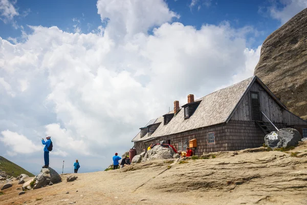 Bucegi Mountains, Romania July 09, 2015: Unidentified tourists visit mountain shelter in Bucegi Mountains in Romania on July 09, 2015. — Zdjęcie stockowe