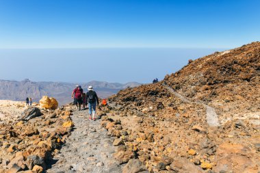 El Teide, Tenerife, 06 Haziran 2015: Tanımlanamayan turist El Teide yanardağı, Tenerife, İspanya üstünde yürüyor