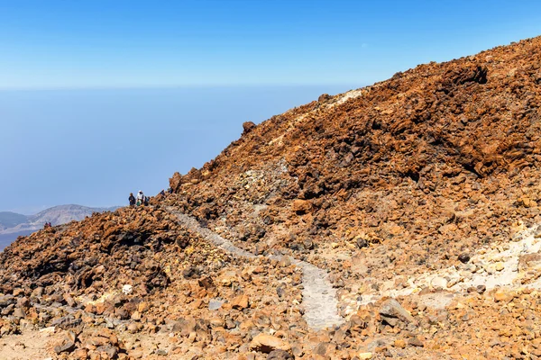 El Teide, Tenerife, 06 de junio de 2015: Turistas no identificados caminan por la cima del volcán El Teide, Tenerife, España — Foto de Stock