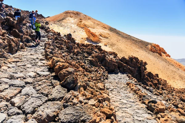 El Teide, Tenerife, 06 de junio de 2015: Turistas no identificados caminan por la cima del volcán El Teide, Tenerife, España — Foto de Stock