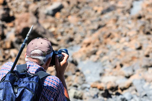 Эль Тейде, Тенерифе, 6 июня 2015 г.: Неизвестный турист фотографирует на вершине вулкана Эль Тейде, Тенерифе, Испания — стоковое фото