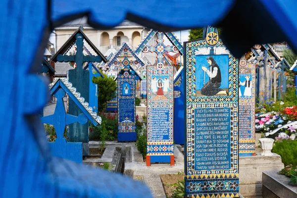 Sapanta, Rumänien - 04 juli, 2015-den glada kyrkogården av Sapanta, Maramures, Rumänien. Dessa kyrkogården är unik i Rumänien och i världen. — Stockfoto