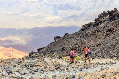 El Teide, Tenerife, 06 Haziran 2015: Kimliği belirsiz kişi çalışır El Teide yanardağı, Tenerife, İspanya en baştan