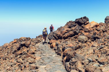 El Teide, Tenerife, 06 Haziran 2015: Tanımlanamayan turist El Teide yanardağı, Tenerife, İspanya üstünde yürüyor