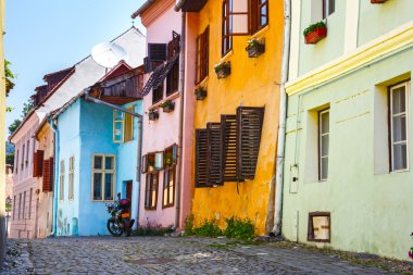 Ortaçağ sokak görünümü Sighisoara, Romanya