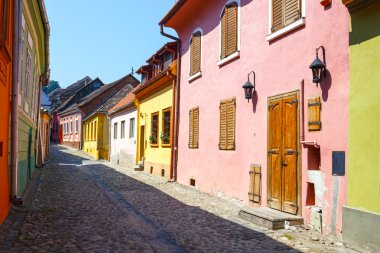 Ortaçağ sokak görünümü Sighisoara, Romanya