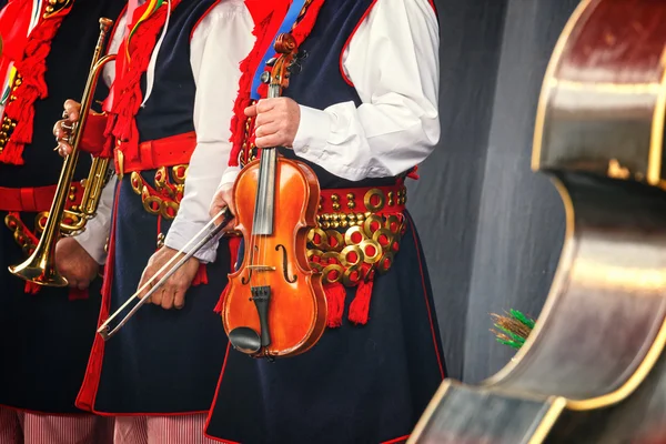 Folkmuzikant met contrabas — Stockfoto