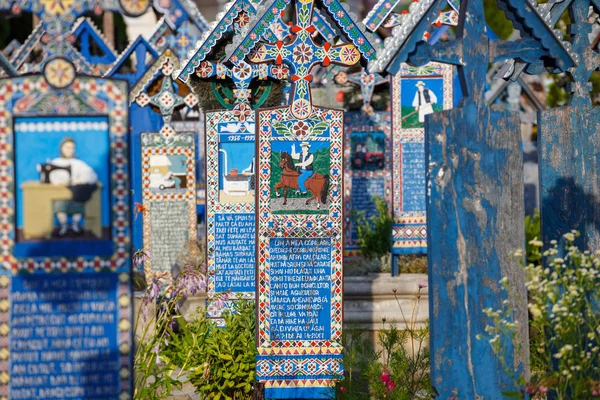 SAPANTA, RUMANIA - 04 JULIO 2015- El alegre cementerio de Sapanta, Maramures, Rumania. Ese cementerio es único en Rumania y en el mundo . —  Fotos de Stock