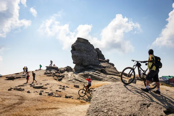 Bucegi Mountains, Romania July 09, 2015: Unidentified group of bikers climbs the hill in Bucegi Mountains in Romania on July 09, 2015. — Stock fotografie