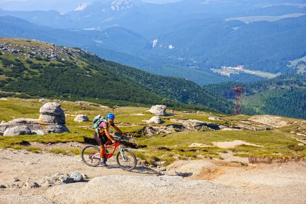 Bucegi Mountains, Romania July 09, 2015: Unidentified biker clim — Stock Photo, Image