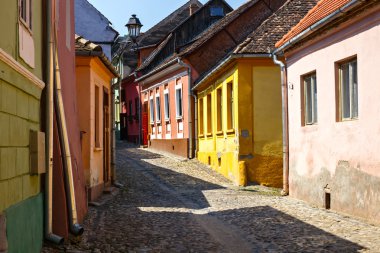 Ortaçağ sokak görünümü Sighisoara, Romanya