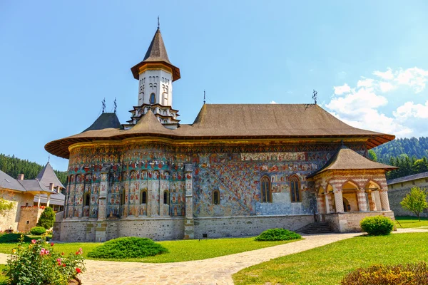 Klostret Suceviţa är en Rumänsk-ortodoxa kloster som ligger i kommunen i Sucevitai, Suceava län, Moldavien, Rumänien — Stockfoto