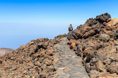 El Teide, Tenerife, 06 Haziran 2015: Tanımlanamayan turist El Teide yanardağı, Tenerife, İspanya üstünde yürüyor