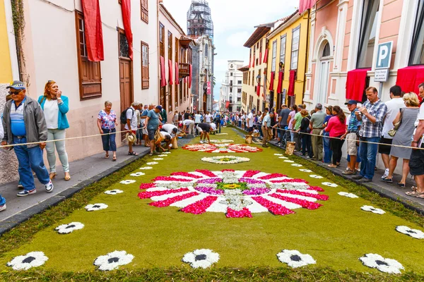 La Orotava, Tenerife, Spanien - 11 juni 2015: Firandet av Corpus Christi är en av de mest välförankrade traditionerna i Teneriffa. — Stockfoto