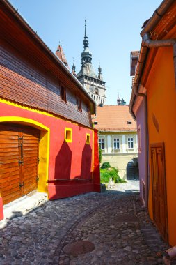 Ortaçağ sokak görünümü Sighisoara, Romanya