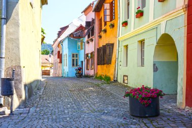 Ortaçağ sokak görünümü Sighisoara, Romanya