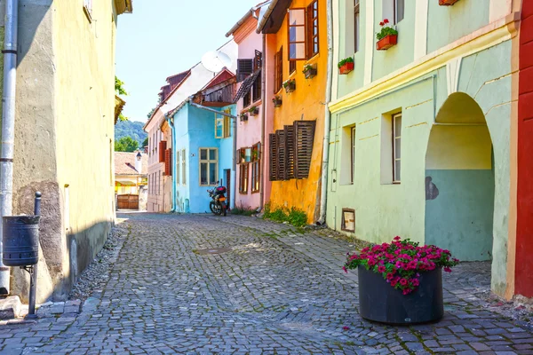 Mening van de middeleeuwse straat in Sighisoara, Romania — Stockfoto