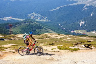 Bucegi Dağları, Romanya 09 Temmuz 2015: Tanımlanamayan motorcu clim
