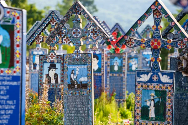 Sapanta, Roemenië - 04 juli, 2015-de vrolijke begraafplaats van Sapanta, Maramures, Roemenië. Deze begraafplaats is uniek in Roemenië en in de wereld. — Stockfoto