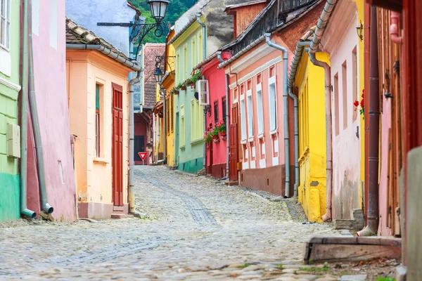 Middeleeuwse straatmening in sighisoara gesticht door Saksische kolonisten in — Stockfoto