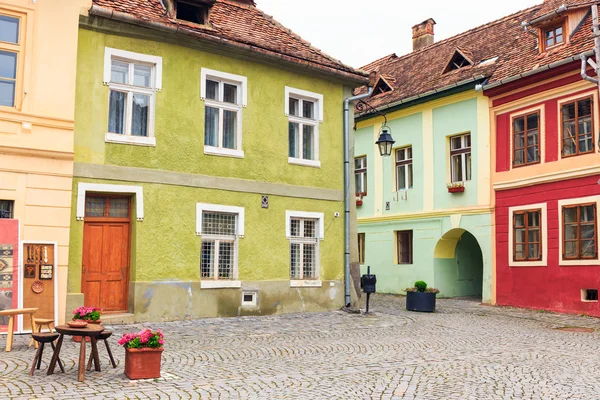 Středověká ulice pohled v sighisoara založil saských kolonistů v xiii století, Rumunsko — Stock fotografie