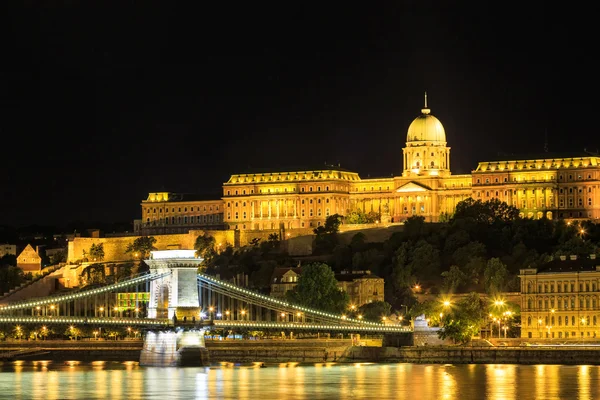 Vista nocturna del Puente de la Cadena y palacio real en Budapest, Hungría — Foto de Stock