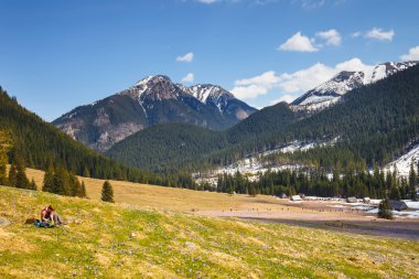 Tatra Dağları, Polonya - 25 Nisan 2015: Unidefined turist ziyaret Chocholowska Vadisi. Çiğdem çiçekler baharda çiçek açan pek çok insan için büyük bir cazibe vardır