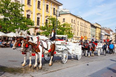 Krakow, Polonya - 15 Mayıs 2015: tanımlanamayan turist ziyaret ana Pazar Meydanı, Krakow, Polonya