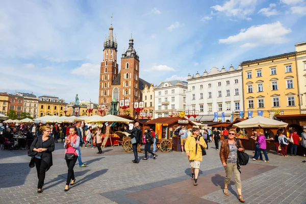 波兰克拉科夫-2015 年 5 月 15 日: 不明的游客主要市场广场在克拉科夫，波兰 — 图库照片