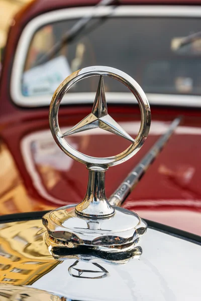 Krakow, Polen - 15 mei 2015: Klassieke Mercedes op de rally van oldtimers in Krakau, Polen — Stockfoto