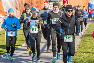 Krakow, Polonya - 31 Aralık 2015: Krakow 12 New Year's Eve yarış. İnsanlar komik kostümler giymiş