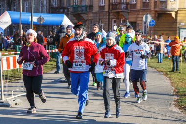 Krakow, Polonya - 31 Aralık 2015: Krakow 12 New Year's Eve yarış. İnsanlar komik kostümler giymiş