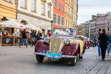 Krakow, Polonya - 15 Mayıs 2015: Klasik eski arabalar rallide vintage otomobil Krakow, Polonya