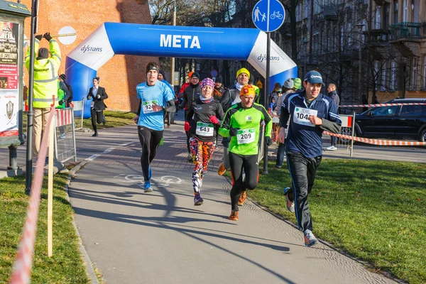 Krakow, Polen - 31 December 2015: 12e New Year's Eve Race in Krakau. De mensen die gekleed in kostuums grappig — Stockfoto