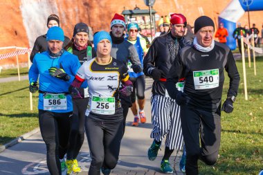 Krakow, Polonya - 31 Aralık 2015: Krakow 12 New Year's Eve yarış. İnsanlar komik kostümler giymiş