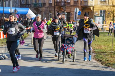 Krakow, Polonya - 31 Aralık 2015: Krakow 12 New Year's Eve yarış. İnsanlar komik kostümler giymiş