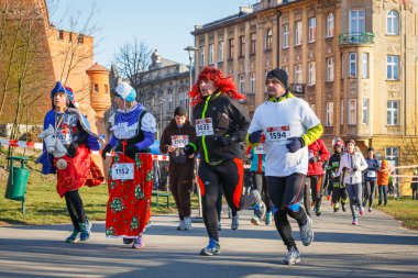Krakow, Polonya - 31 Aralık 2015: Krakow 12 New Year's Eve yarış. İnsanlar komik kostümler giymiş