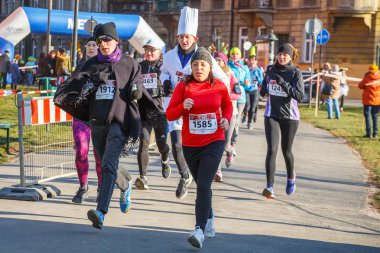 Krakow, Polonya - 31 Aralık 2015: Krakow 12 New Year's Eve yarış. İnsanlar komik kostümler giymiş