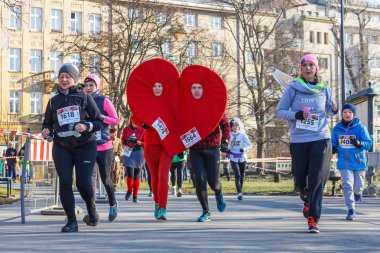 Krakow, Polonya - 31 Aralık 2015: Krakow 12 New Year's Eve yarış. İnsanlar komik kostümler giymiş