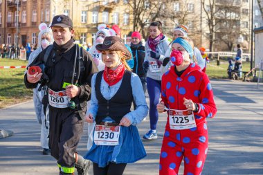 Krakow, Polonya - 31 Aralık 2015: Krakow 12 New Year's Eve yarış. İnsanlar komik kostümler giymiş